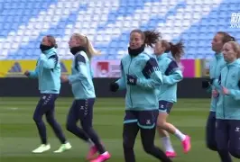 女足比赛中,中国队球员黄某奉献精彩传球视频